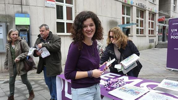 Sofía Castañón, junto a una mesa informativa de Podemos en Gijón.