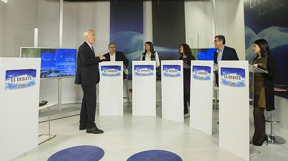 Juan Neira habla con Manuel González Orviz (IU-UP), Susana López Ares (PP-Foro), Sofía Castañón (Podemos), Ignacio Prendes (Ciudadanos) y Adriana Lastra (PSOE), antes del debate. 