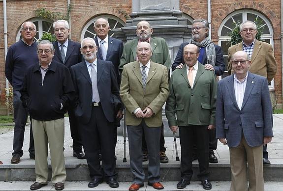 Foto de familia de la promoción de 1955 (platino) en el patio del colegio .