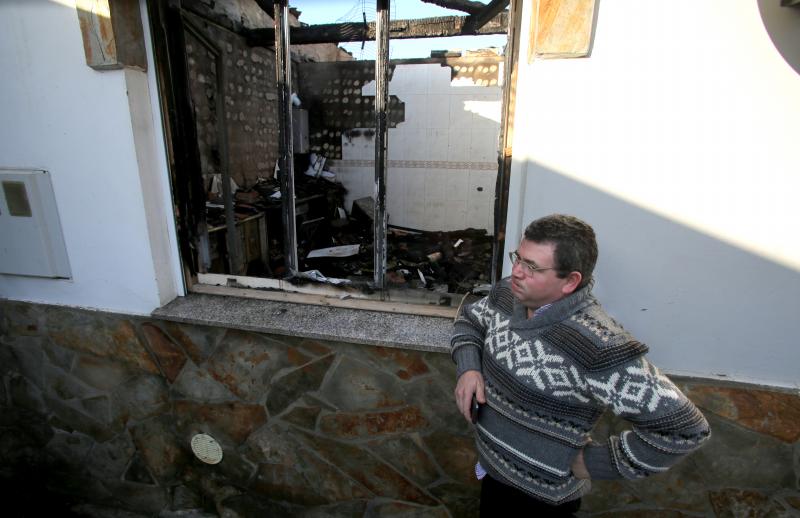 Francisco Javier Rodríguez, ante su casa de Hervedeiras, calcinada por las llamas.