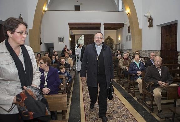 Jesús Sanz, a su entrada a la iglesia de Granda, donde presidió los oficios por Santo Tomás. 