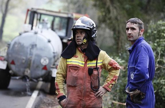 Efectivos de extinción de incendios, ayer, en La Barrosa, en el occidente asturiano.