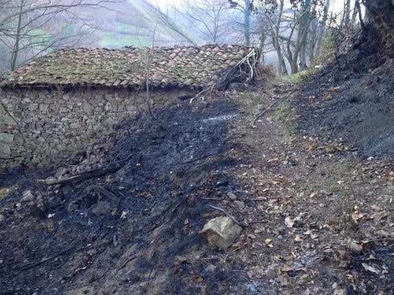 Terreno quemado, al lado de una cuadra en Puentecastro. 