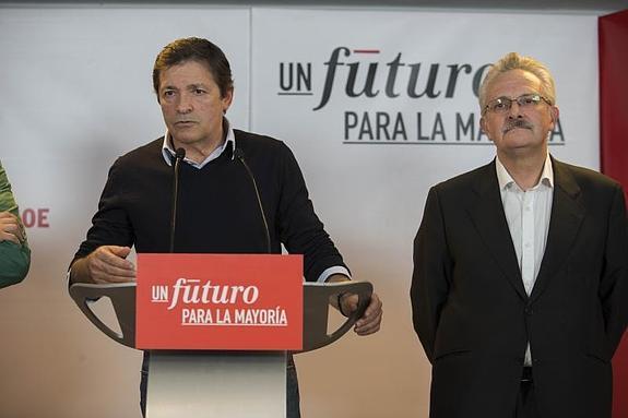 Javier Fernández y Antonio Trevín, con rostro serio, en la noche electoral. 