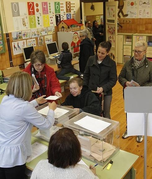 Cuatro ciudadanas votan en un colegio electoral de Oviedo. 