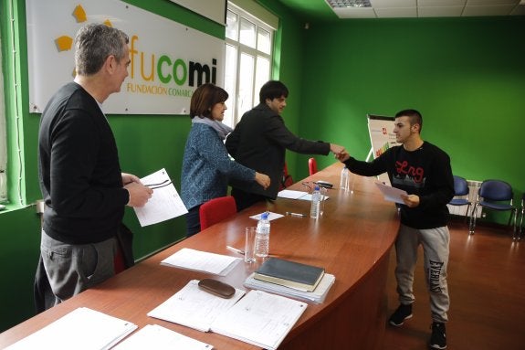 Entrega de las acreditaciones profesionales en Turón. 