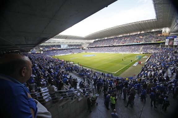 Panorámica del estadio Carlos Tartiere durante un partido del conjunto azul.