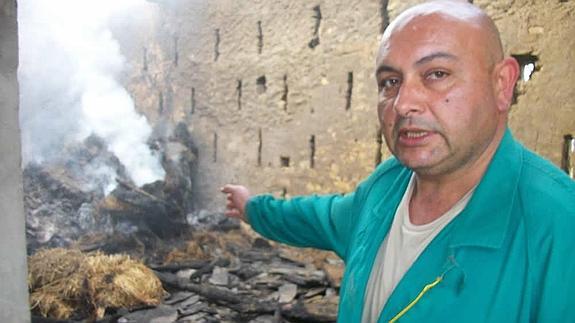 Felipe Pérez, de casa Sayane, de San Juan de Prendonés (El Franco), muestra el fuego aún vivo en su pajar. 