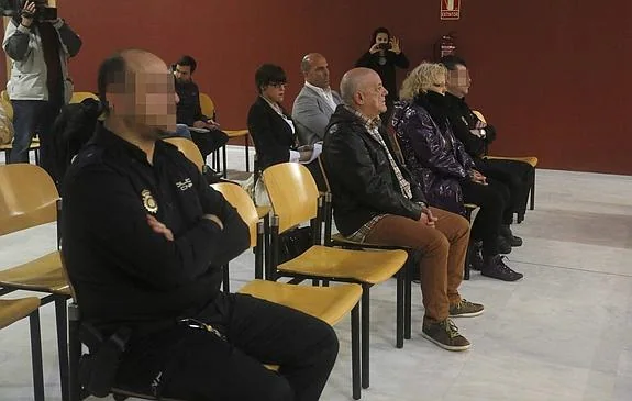 Andrés Avelino Fernández, 'El Candasu', junto a su compañera Eva María -absuelta-, durante el juicio el pasado mes de abril. 