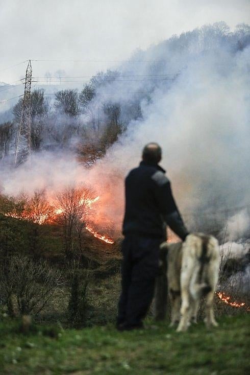 Un hombre observa un incendio en Monte Faedo (Langreo). 