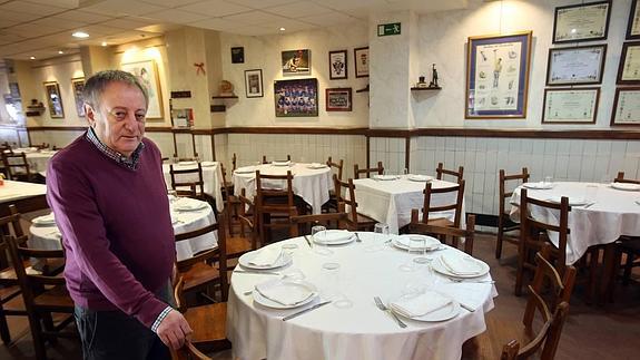Severino Suárez Cuevas posa en el comedor de su sidrería.