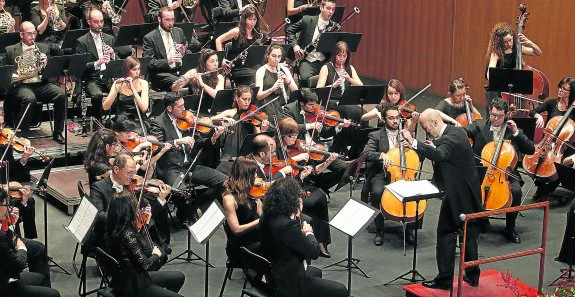 El director gijonés Mariano Rivas se puso al frente de la Orquesta Filarmónica de España en el concierto del Teatro Jovellanos. 
