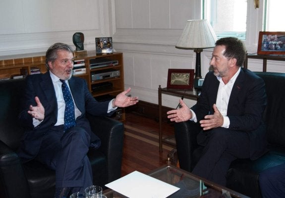 El ministro de Educación, Íñigo Méndez de Vigo, conversa con el consejero Genaro Alonso en su primera reunión, en el mes de agosto. 