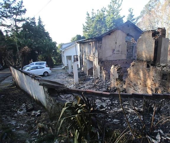 Una vivienda destrozada por el fuego en Hervedeiras (El Franco). 