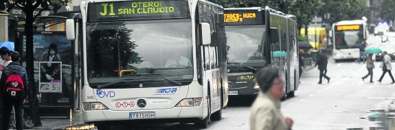 Varios autobuses de TUA en una de las paradas de la calle Uría. 