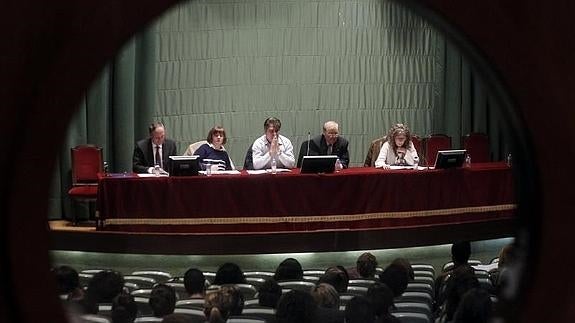 Emilio Losa y Alfonso Román López (ambos en el centro de la mesa), durante la asamblea.