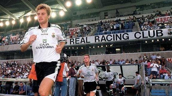 Shustikov, en primer término, con la camiseta del Racing.