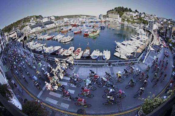 La Vuelta Ciclista a España, a su paso por Luarca, en septiembre del año pasado.