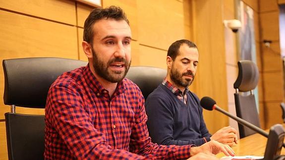 El concejal Alberto Pajares y el alcalde Ángel García, ayer, en la presentación del proyecto. 