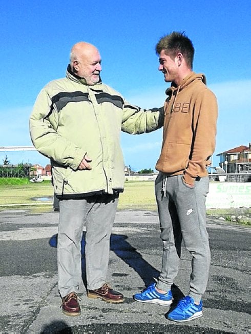 Juanjo Prendes, ayer, con Jorge, al que felicitó por el debut. 