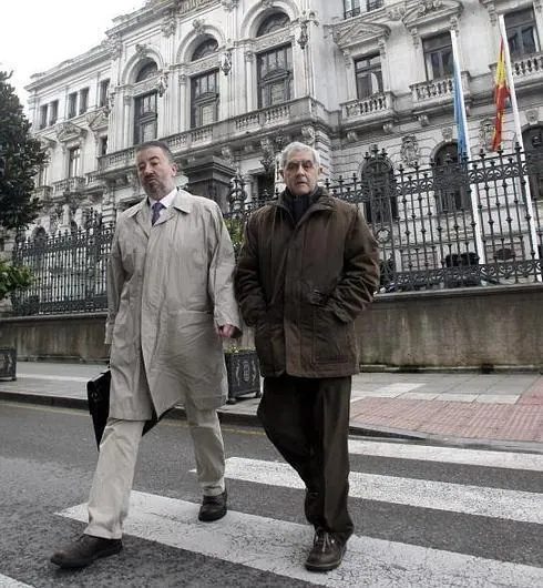 Riopedre, acompañado de su abogado tras comparecer en la comisión del 'caso Renedo' en el parlamento asturiano en febrero de 2013.