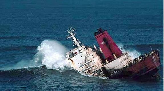 Momento en el que la mar se traga la popa del granelero, en enero de 1986, tras varios días embarrancado junto al Cerro. 