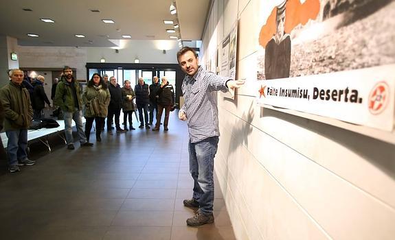 Benjamín Gutiérrez explica el significado de los diferentes carteles durante la inauguración, ayer, en el CMI de El Llano. 