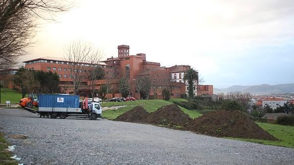 Zona del Hospital de Jove en la que se llevará a cabo la ampliación y donde ya se puede ver actividad de movimientos de tierra. 