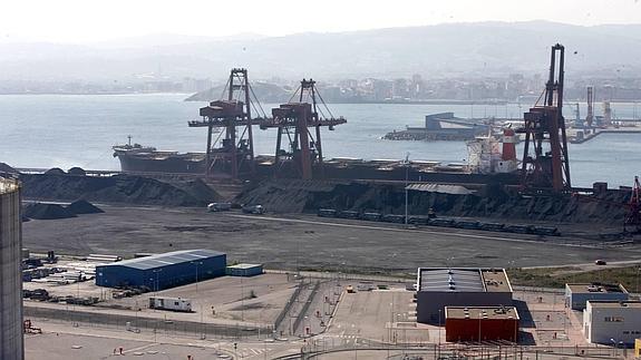 Instalaciones de la terminal de graneles sólidos EBHI en el puerto de El Musel.