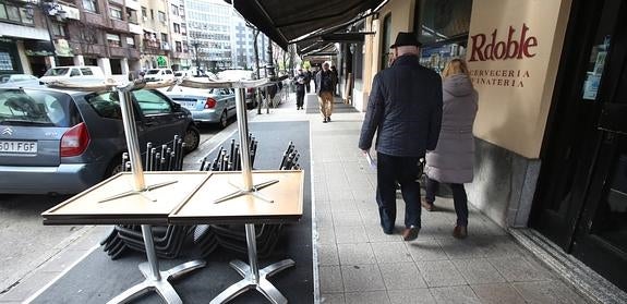 Los hosteleros de la avenida de Galicia no ponen sus terrazas en protesta. 