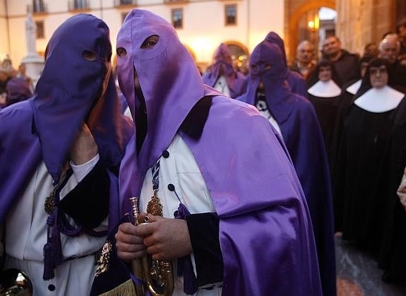 Miembros de la cofradía en una procesión. 