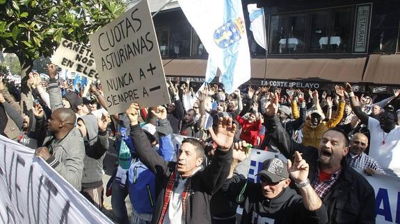 Pescadores de Asturias y Galicia protestan en Oviedo contra el reparto de cuotas en marzo de 2014. 