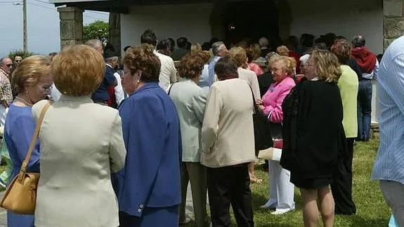 Un grupo de fieles, tras una misa celebrada en la ermita. 