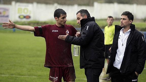 Pablo Lago da instrucciones a Jorge Fidalgo frente al Mosconia, con el fisio Marcos Torres a la derecha.