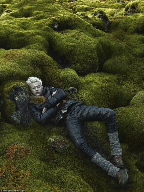 Fotografiado por Annie Leibovitz para la última campaña de Moncler. A la izquierda, primer plano de Lucky.