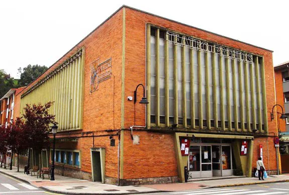 Fachada del edificio que alberga el Teatro Prendes.