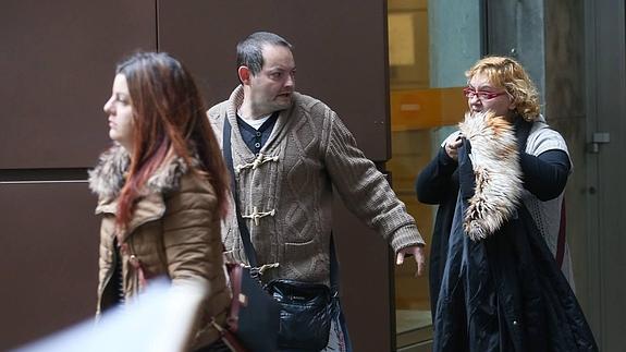 Los acusados, hoy, a su llegada a la Audiencia Provincial, en Oviedo.