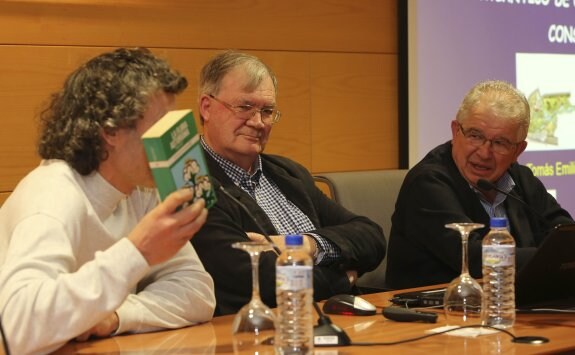 César Álvarez Lao, Tomás Emilio Díaz y Armando Arias ayer, durante la conferencia . 