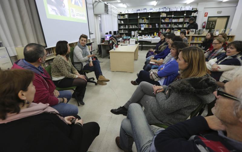 Ángeles Caso, con los participantes en la tertulia, esta tarde en el IES de La Magdalena.