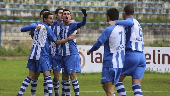 Los jugadores del Avilés celebran el gol de Jorge Rodríguez ante el Tuilla.