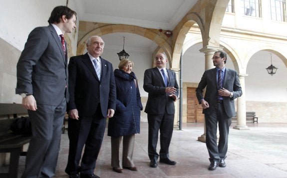 Francisco Delgado, Vicente Gotor, Paz Suárez, Nicolás de Abajo e Iñigo Felgueroso, ayer, en el Edificio Histórico de la Universidad. 