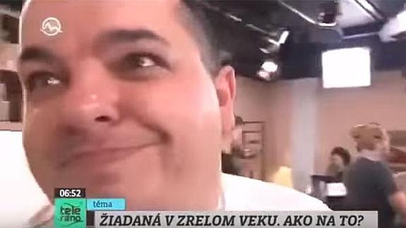 Pillan a un chef haciéndose una raya en directo