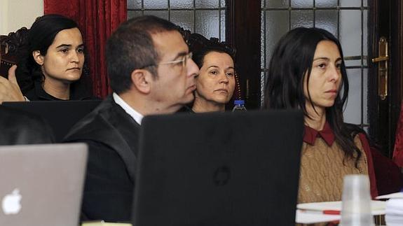 Triana Martínez y Montserrat González, detrás de Raquel Gago, ayer, durante el juicio.