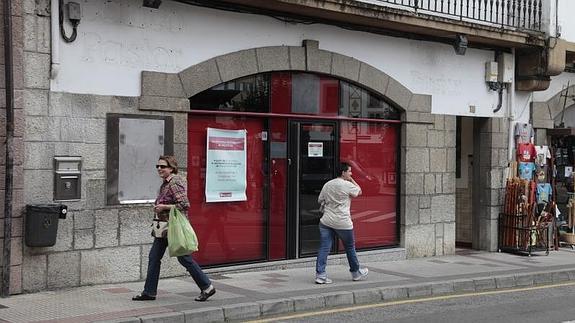 El local que acogía las oficinas del Banco Pastor en Cangas de Onís está ocupado en la actualidad por otras dependencias distintas. 