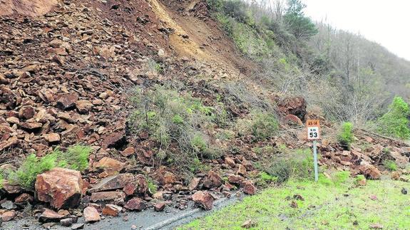 Abierto un carril de la carretera AS-14, afectada por el argayo en Allande
