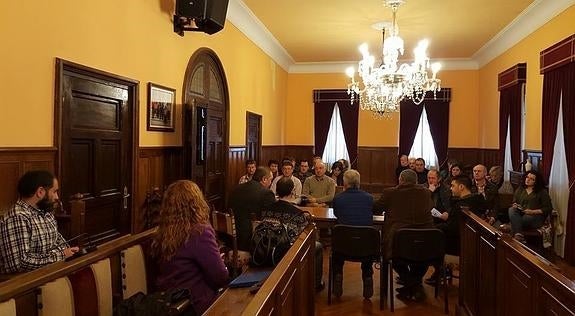Alcaldes pedáneos y asociaciones de vecinos de Lena, ayer, en el encuentro con El Maeral. 