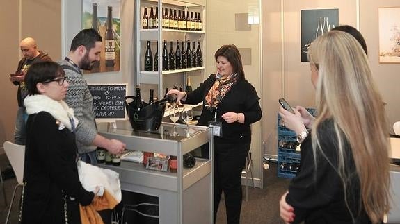 Probando sidra de nueva expresión en el puesto de El Gaitero.