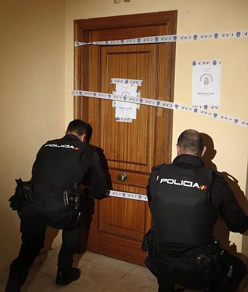 La Policía acordona la vivienda de la víctima. 