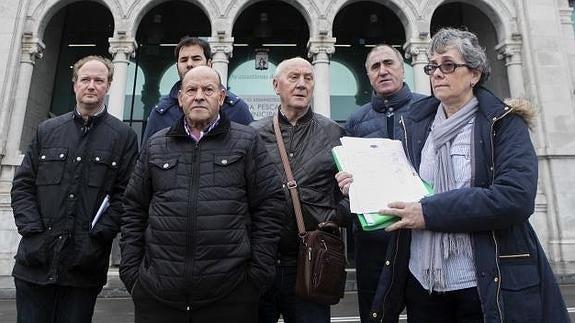 La vicepresidenta de la asociación vecinal de Montevil, María del Mar Vázquez, con las hojas de firmas antes de presentarlas en el registro del Ayuntamiento.