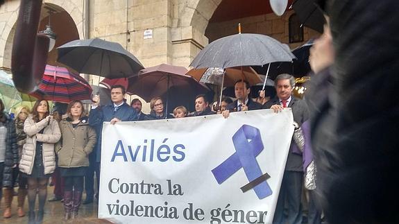 Políticos y ciudadanos, a uno y otro lado, se han concentrado en rechazo a la violencia de género